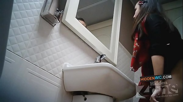 Imágenes de la cámara oculta en el baño de mujeres (1)