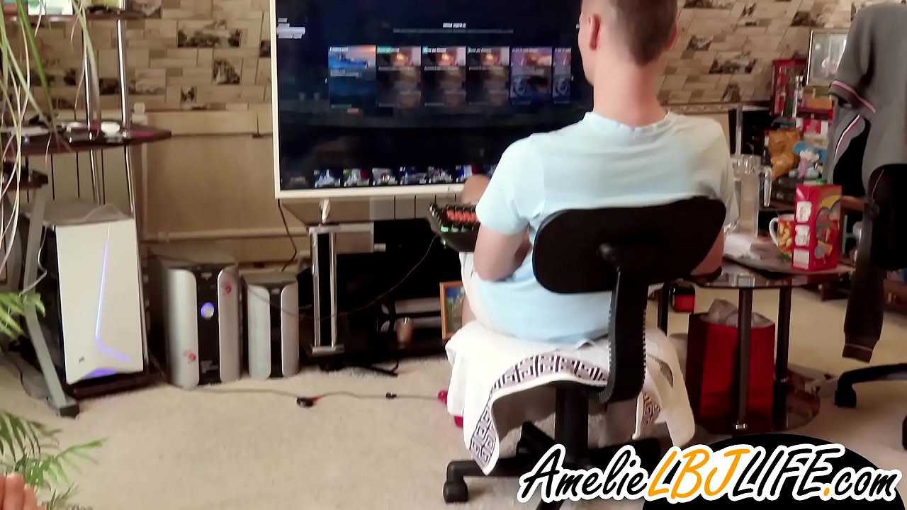 Chica se masturba con un juguete sexual para que su novio juegue al ordenador