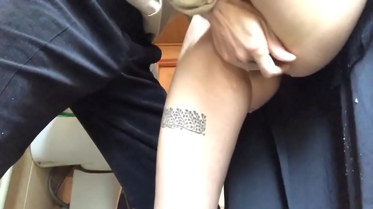 Squirt en el baño de la escuela, un verdadero orgasmo espumoso - mi maestro hizo su mejor