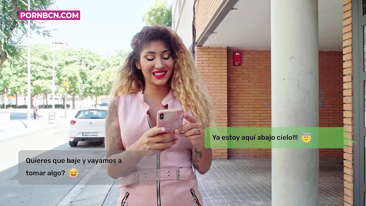 Esposa infiel a punto de follar duro a su joven amante mientras su marido trabaja. Latina con tetas y un gran culo. Venus Afrodita.