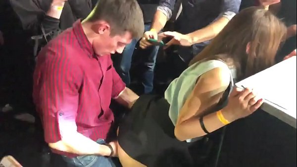 Sexo real en una discoteca rusa. Chica rusa de 18 años en el ano y la vagina follada en un club nocturno